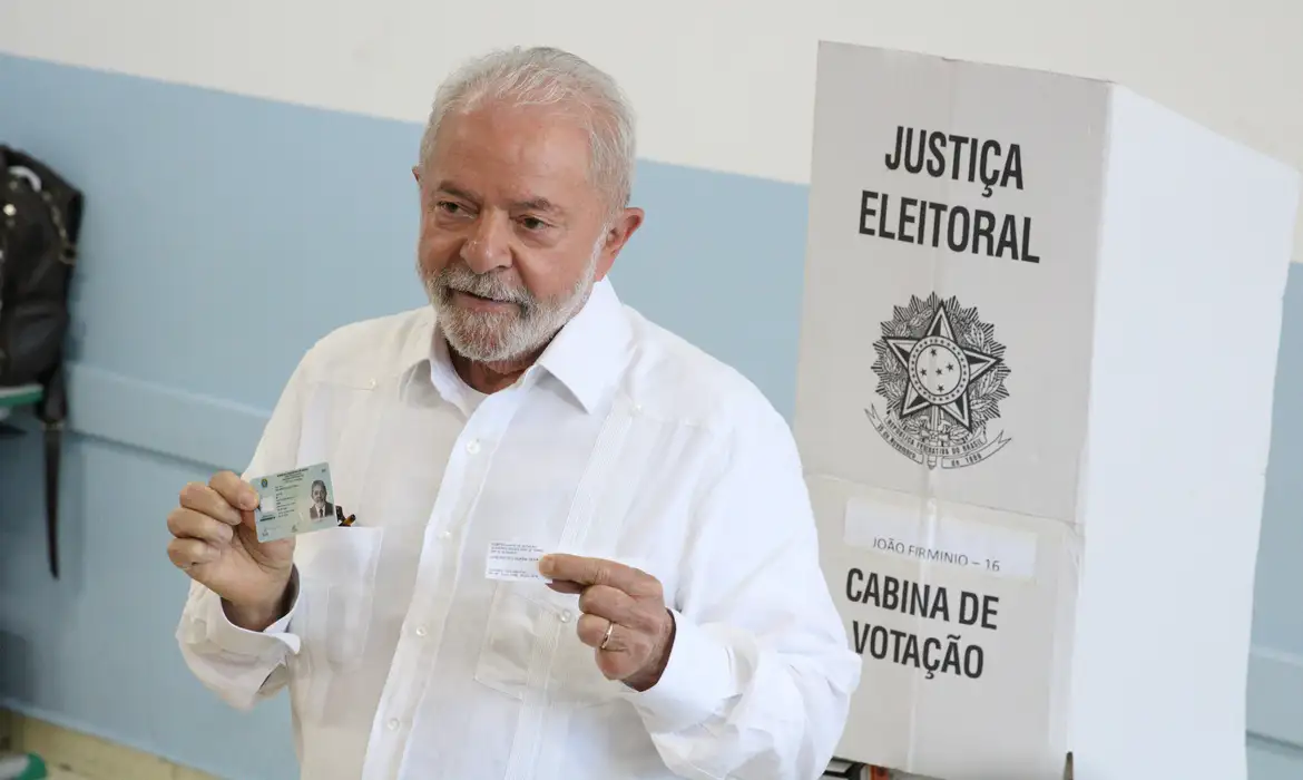 Após votar, Lula diz estar certo de que seu projeto será o escolhido