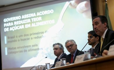 O ministro da Saúde, Gilberto Occhi, assina o primeiro acordo para a redução do teor de açúcar nos alimentos industrializados.