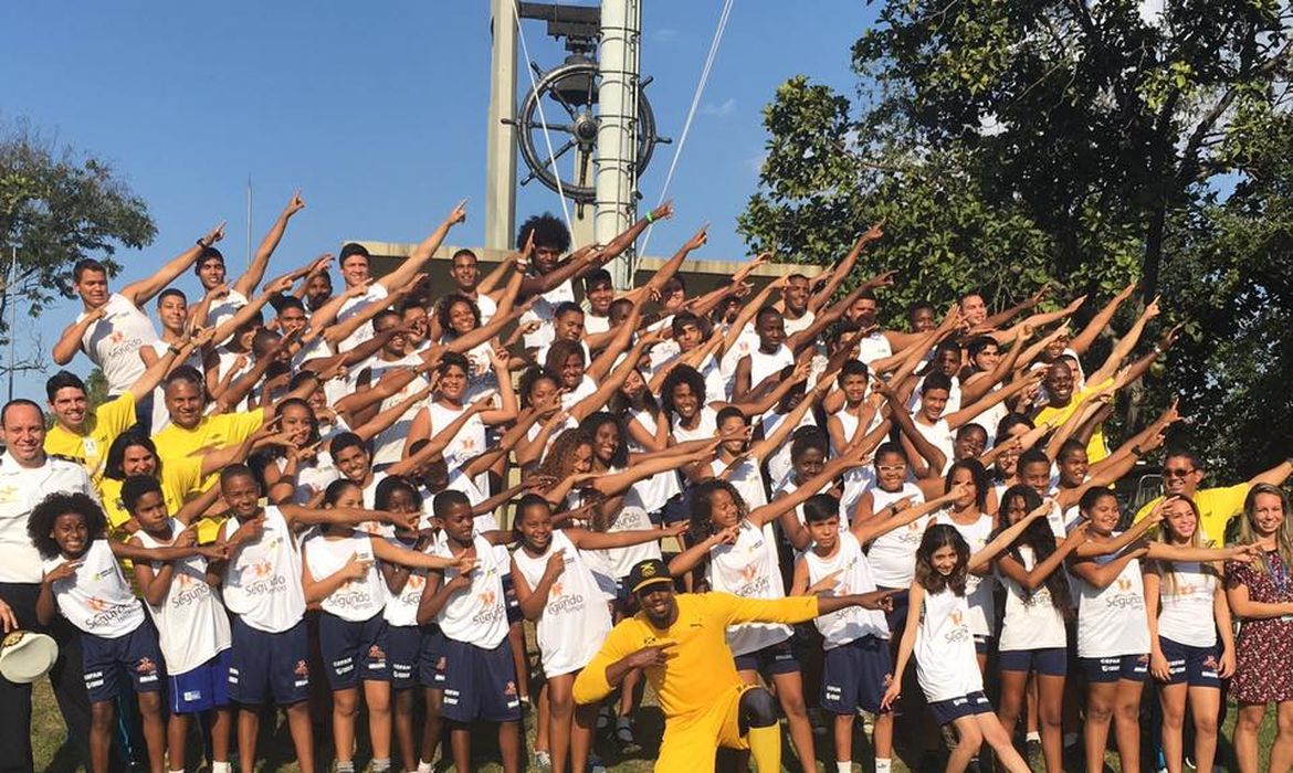 Durante treino no Rio, Bolt inspira jovens atletas cariocas