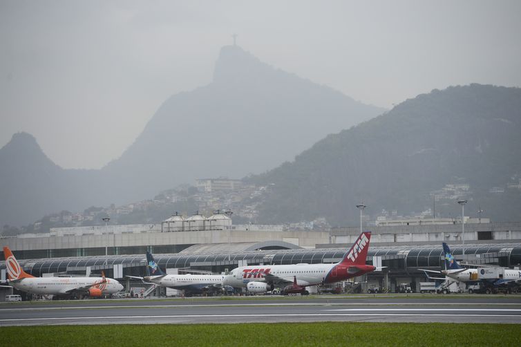  Avião na pista do Aeroporto Santros Dumont após reforma.