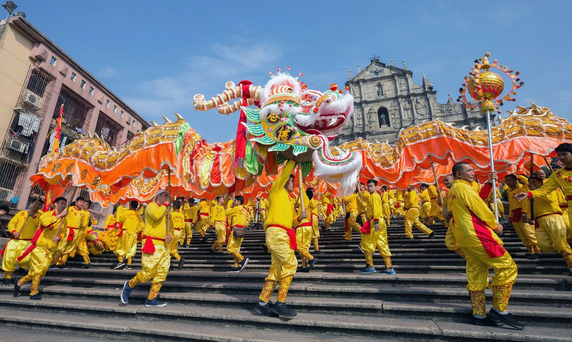 Bailarinos executam a dança do dragão como parte das celebrações do Ano Novo na China