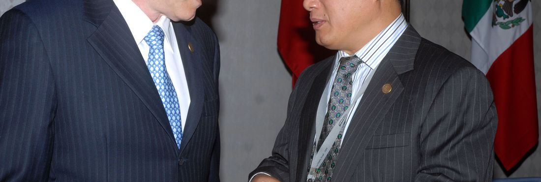 O ministro da Fazenda do Brasil, Guido Mantega; e da China, Li Yong