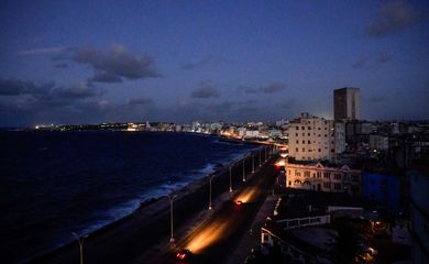 Cars drive on Havana's seafront boulevard Malecon as the country's electrical grid collapsed again on Sunday, according to Cuba's energy and mines ministry, in the latest setback to the government's efforts to restore power to the island, in Havana, Cuba October 20, 2024. Reuters/Norlys Perez/Proibida reprodução