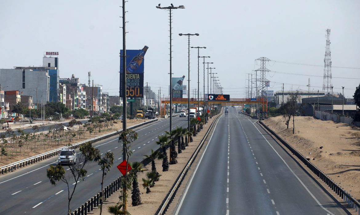 Avenida praticamente vazia durante toque de recolher em Lima