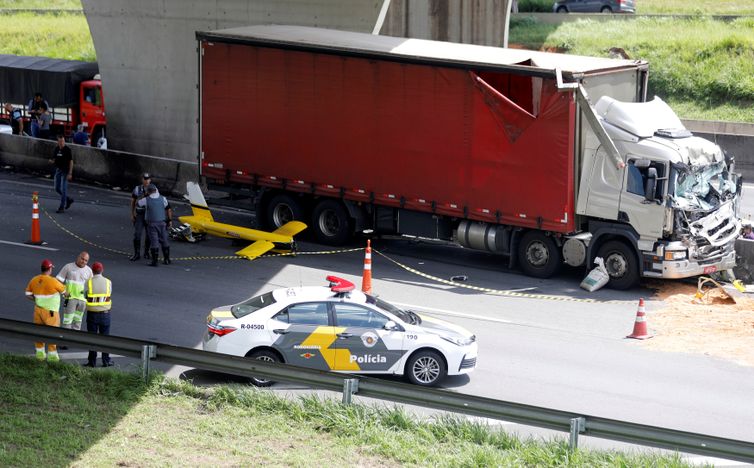 Os destroços de um helicóptero e um caminhão que caíram são vistos na rodovia Anhanguera, em São Paulo
