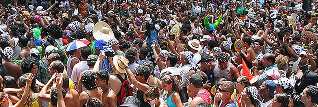 Foliões pulam carnaval no Cordão do Bola Preta, no Rio de Janeiro