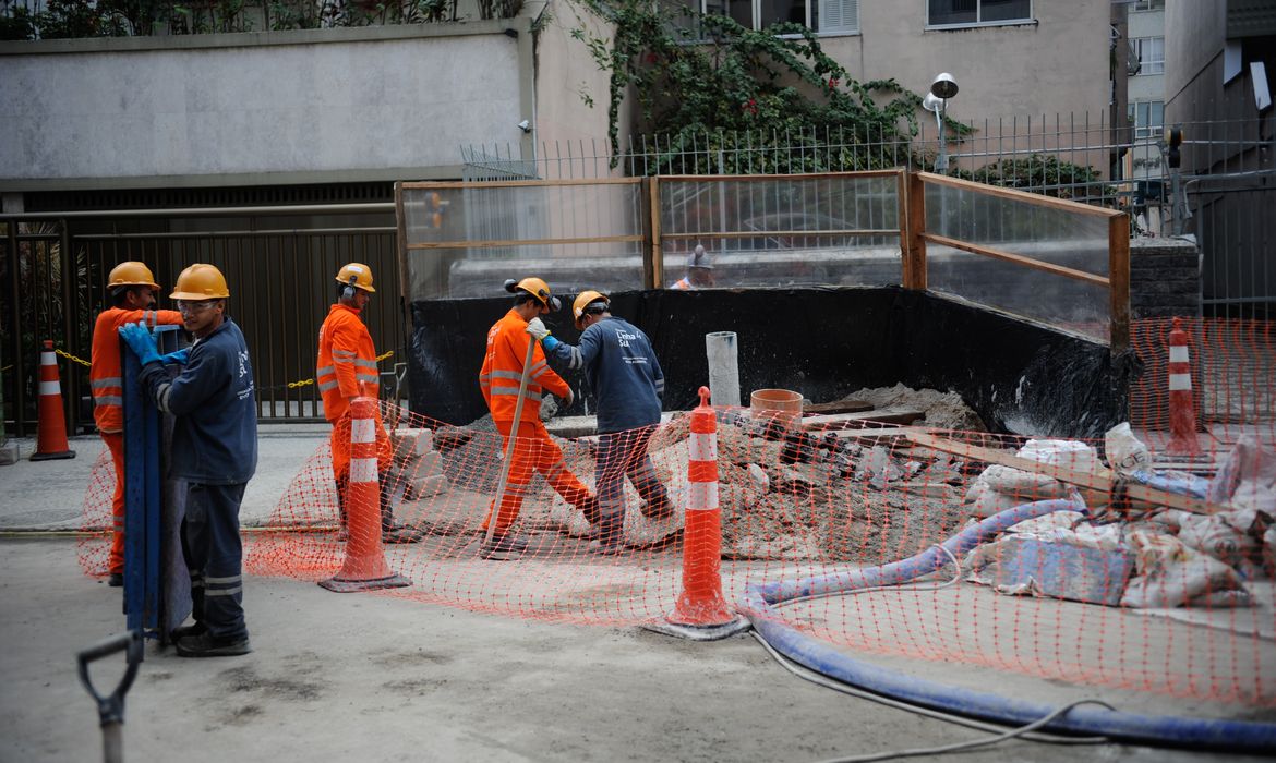 Rio de Janeiro - Devesa Civil afirmou que não há riscos nas estruturas dos prédios da rua onde calçada cedeu por conta das obras da construção da linha 4 do metrô, em Ipanema, zona sul do Rio.