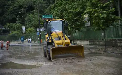  Deslizamento de lama do Parque da Catacumba atinge a Avenida Epitácio Pessoa, na Lagoa, após as chuvas no Rio de Janeiro. 