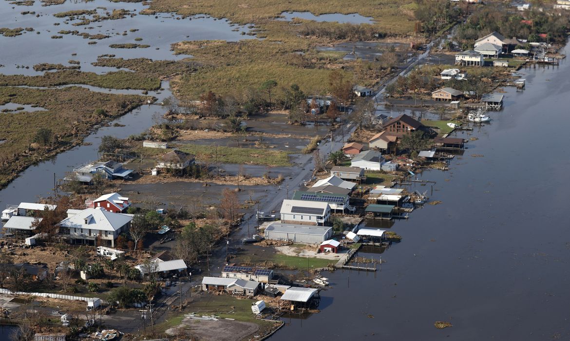 Devastação causada pelo furacão Ida no estado norte-americano da Lousiana