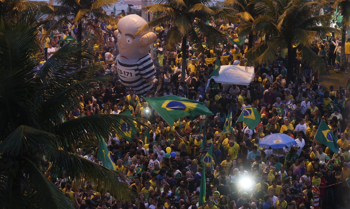 Eleitores acompanham apuração em frente à casa de Jair Bolsonaro (PSL), na orla da Barra da Tijuca.
