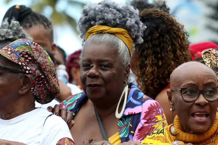 Rio de Janeiro (RJ), 30/07/2023 - A escritora, Conceição Evaristo, participa da IX Marcha das Mulheres Negras do Rio de Janeiro, na praia de Copacabana, zona sul da cidade. Foto:Tânia Rêgo/Agência Brasil
