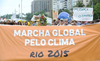 Rio de Janeiro - Manifestantes realizam a Marcha Global pelo Clima na orla do Rio chamando a atenção da população da cidade para a gravidade das mudanças climáticas globais.(Tomaz Silva/Agência Brasil)