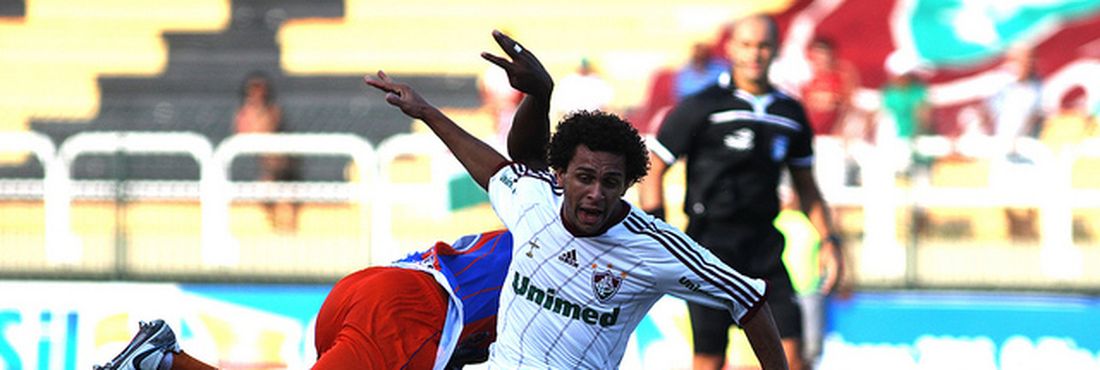 Wellington Nem em disputa de bola no jogo Duque de Caxias 0 x 0 Fluminense, na 2ª rodada da Taça Rio 2013
