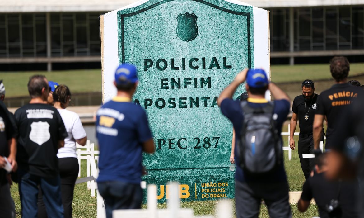 Brasília - Policiais protestam contra a PEC da reforma da Previdência em frente ao Congresso Nacional (Marcelo Camargo/Agência Brasil)