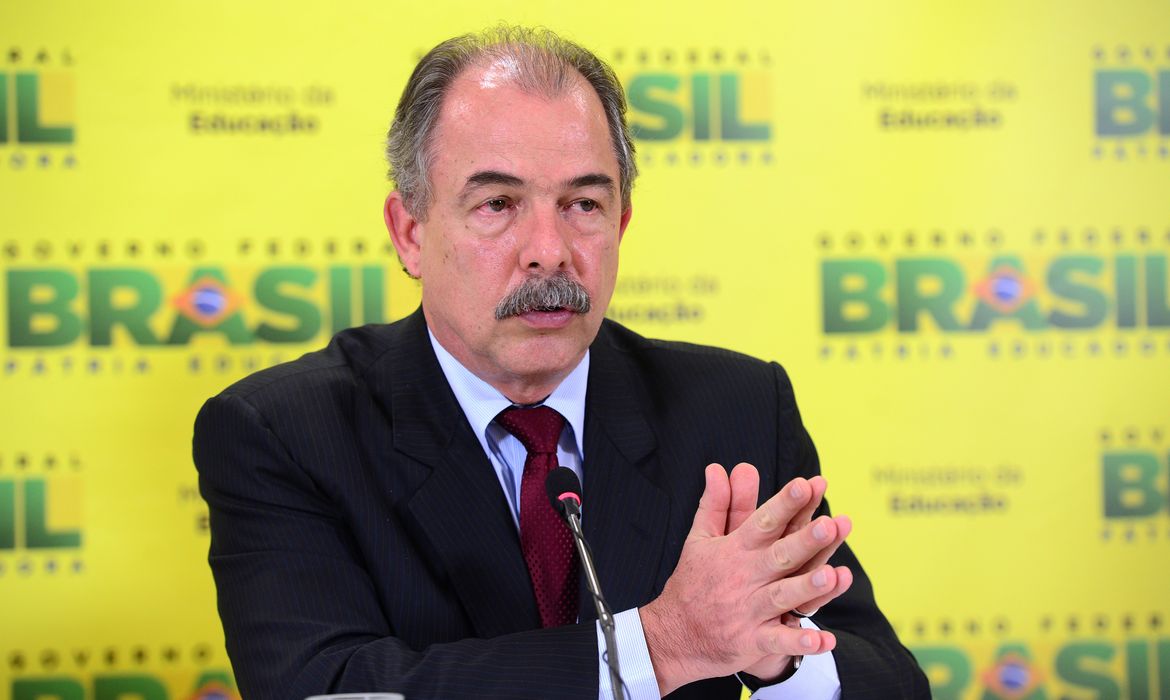Brasília - Ministro da Educação Aloizio Mercadante anuncia reajuste de 11,36% do piso salarial dos  professores em 2016 (Wilson Dias/Agência Brasil)