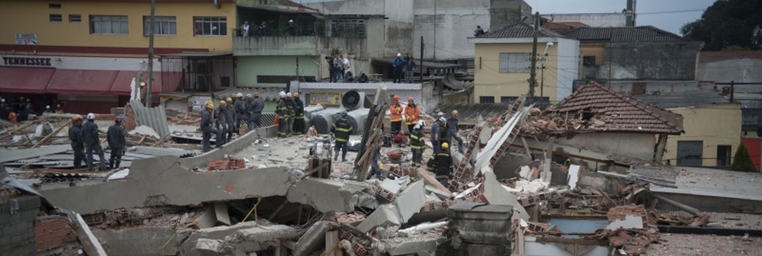 São Paulo - O desabamento hoje (27) de um prédio de dois andares provoca mortes de pessoas em São Mateus, na zona leste de São Paulo