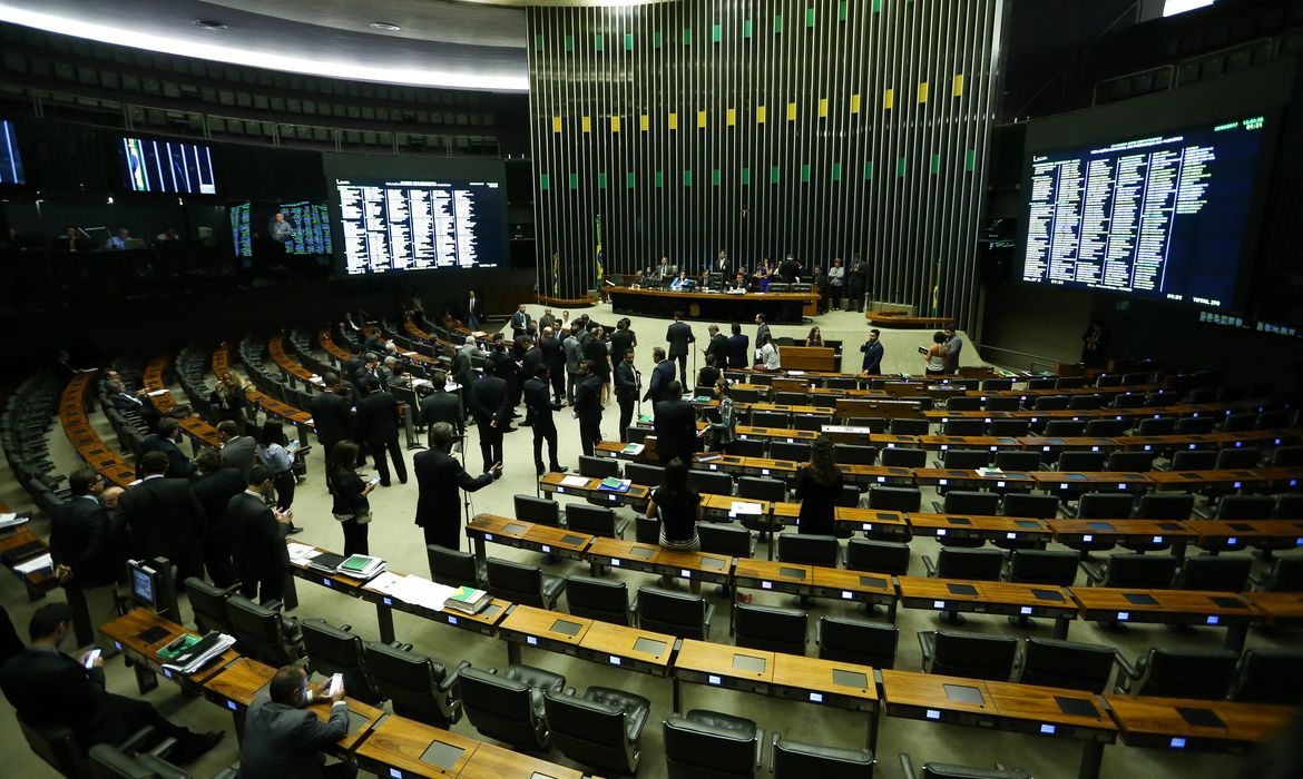 Brasília - Sessão plenária na Câmara dos Deputados para discutir e votar projeto que regulamenta a terceirização e o trabalho temporário (Marcelo Camargo/Agência Brasil)