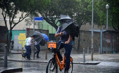 Fortes chuvas e ventos causam transtornos no centro do Rio
