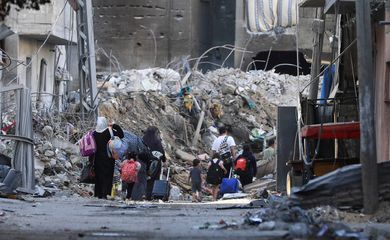 Palestinos carregam pertences ao fugir de suas casas na Cidade de Gaza
 7/11/2023   REUTERS/Mohammed Al-Masri