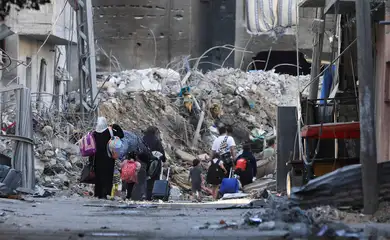 Palestinos carregam pertences ao fugir de suas casas na Cidade de Gaza
7/11/2023 REUTERS/Mohammed Al-Masri