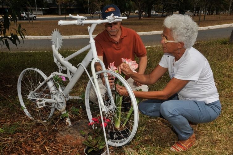  Ong Rodas da Paz que comemora o Dia Nacional do Ciclista