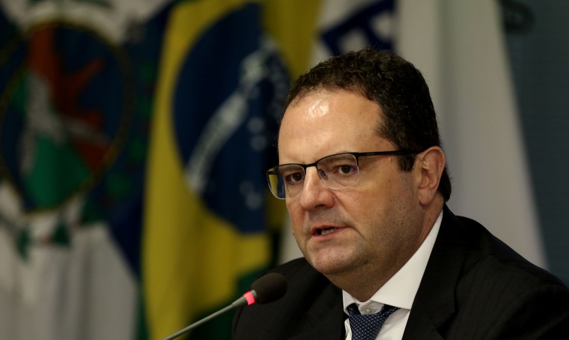 Rio de Janeiro (RJ), 21/05/2024 - Nelson Barbosa, diretor de Planejamento e Estruturação de Projetos do BNDES, fala durante coletiva de imprensa após encontro sobre financiamento climático entre bancos públicos de desenvolvimento e representantes do G20, no BNDES. Foto: Tânia Rêgo/Agência Brasil
