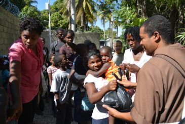 Porto Principe (Haiti) - Frei Gabriel entrega alimentos a haitianos