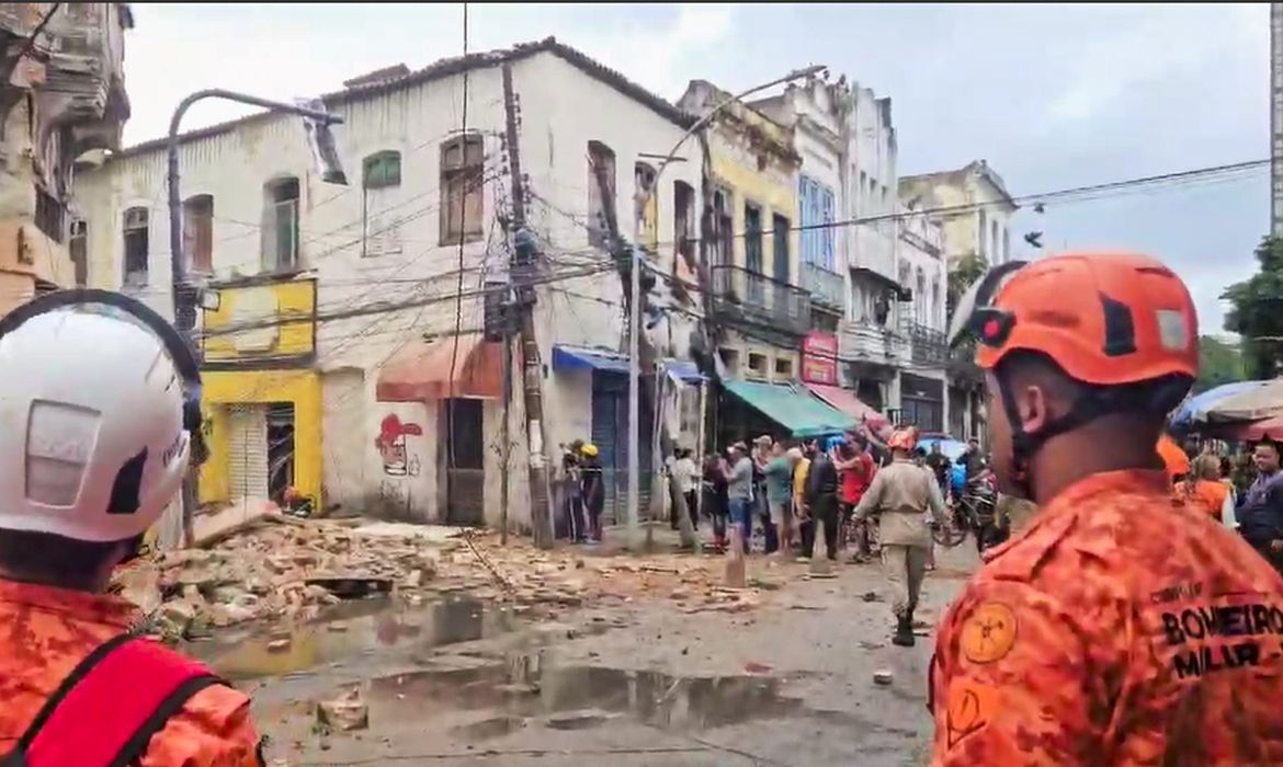 Brasília (DF) 20/03/2025 - O Corpo de Bombeiros Militar do Estado do Rio de Janeiro foi acionado, na tarde desta quinta-feira (20.03), para um desabamento em uma edificação residencial na rua Senador Pompeu, no centro do Rio. Até o momento, há informação de um óbito no local, uma vítima que estava num automóvel atingido pelos escombros.  Frame Bombeiros-RJ/Divulgação