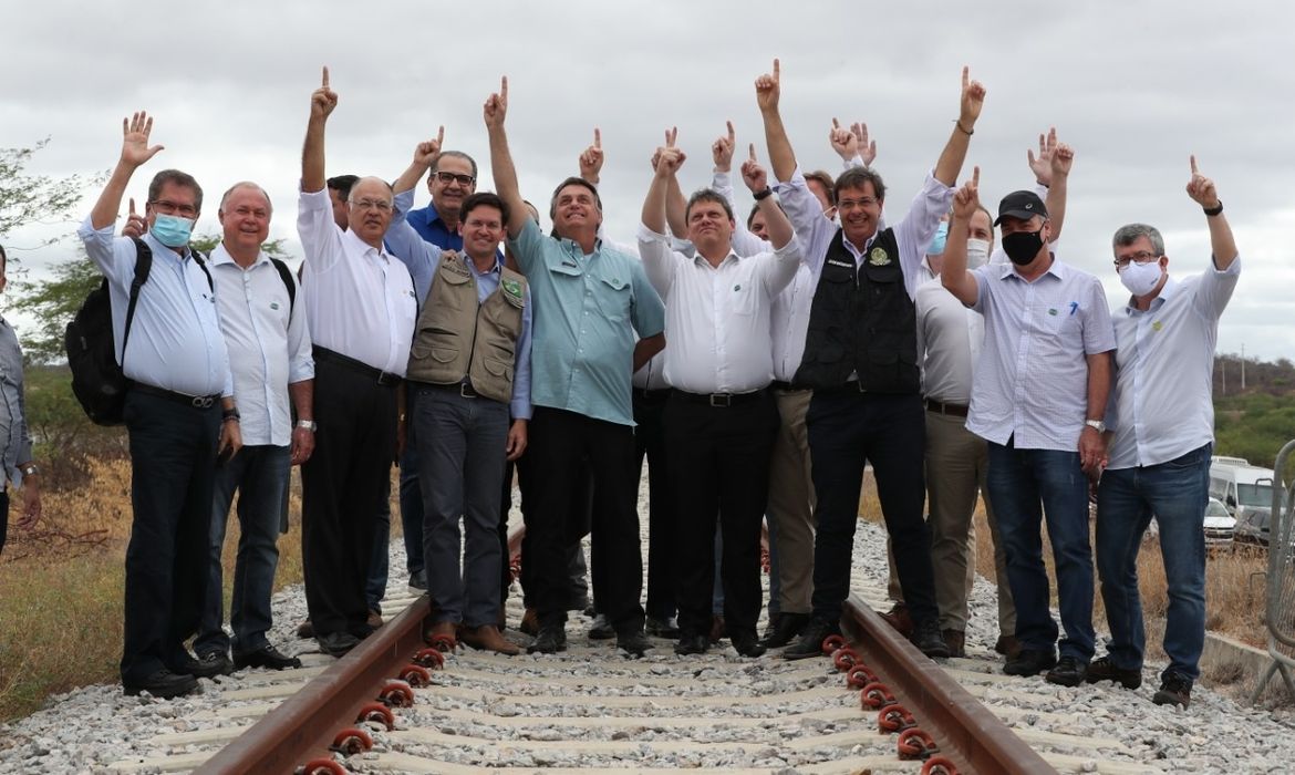 Presidente Jair Bolsonaro participou, nesta sexta-feira (3), da Cerimônia de Assinatura do Contrato de Concessão da Ferrovia de Integração Oeste-Leste (FIOL I), em Tanhaçu (BA