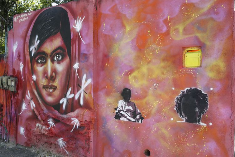 Grafite em homenagem a Marielle Franco feito por Pammela Castro na comunidade Tavares Bastos, na zona sul do Rio de Janeiro é refeito após ser vandalizado.
