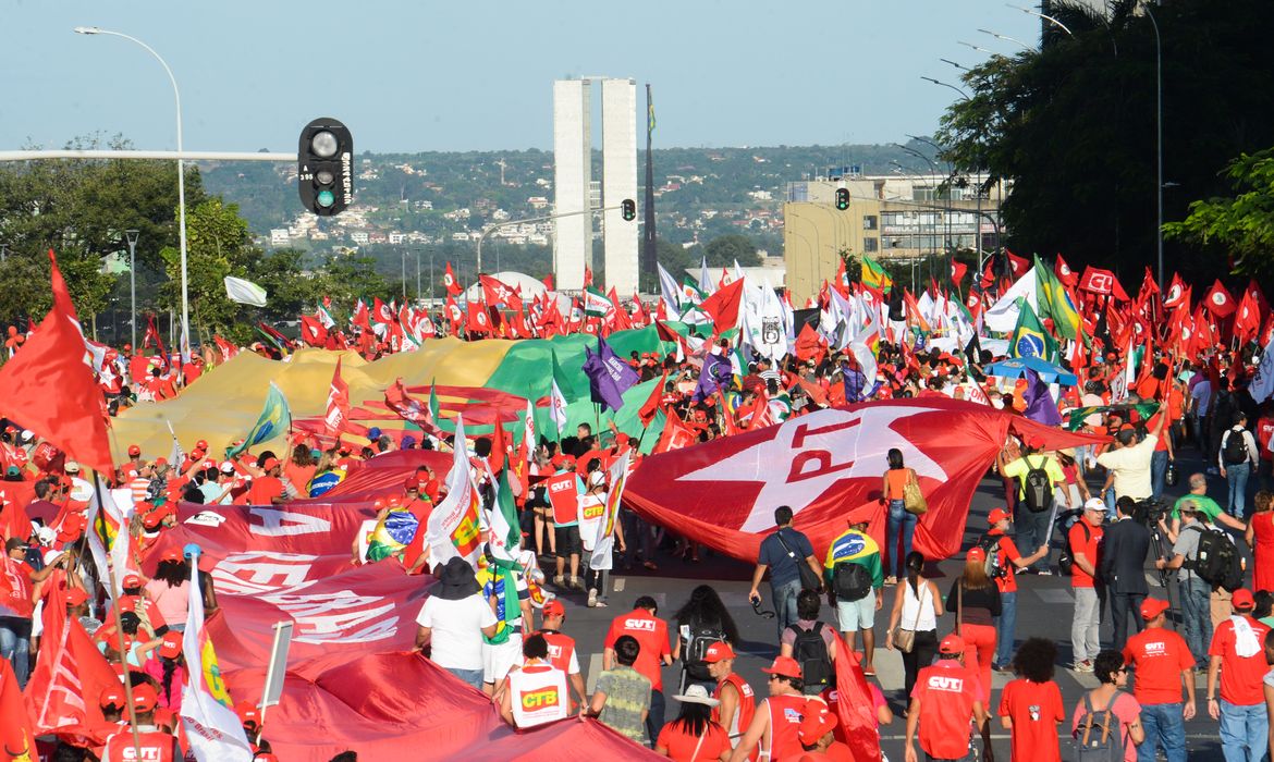 Brasília - Entidades sindicais, movimentos sociais e partidos políticos participam do Dia da Jornada Nacional pela Democracia e contra o impeachment(Wilson Dias/Agência Brasil)