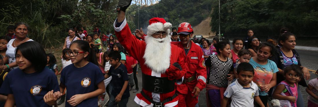 Na Guatemala, Papai Noel passeia com as crianças e entrega presentes