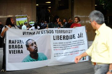 Ativistas pedem liberdade de morador de rua preso