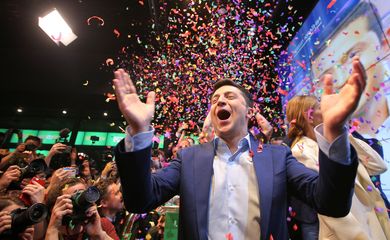 Candidato Zelenskiy reage após o anúncio de uma pesquisa de boca-de-urna na eleição presidencial da Ucrânia em Kiev