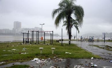 Temporal atinge o Rio de Janeiro causando vários estragos. Na praia de Botafogo, passagem de pedestre é alagada e lixo se espalha pelo calçadão. 