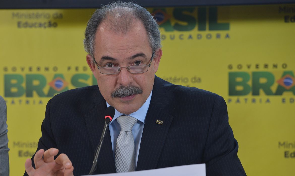 Brasília - O ministro da Educação, Aloizio Mercadante, fala sobre o Exame Nacional do Ensino Médio (Enem) de 2015 (Valter Campanato/Agência Brasil)