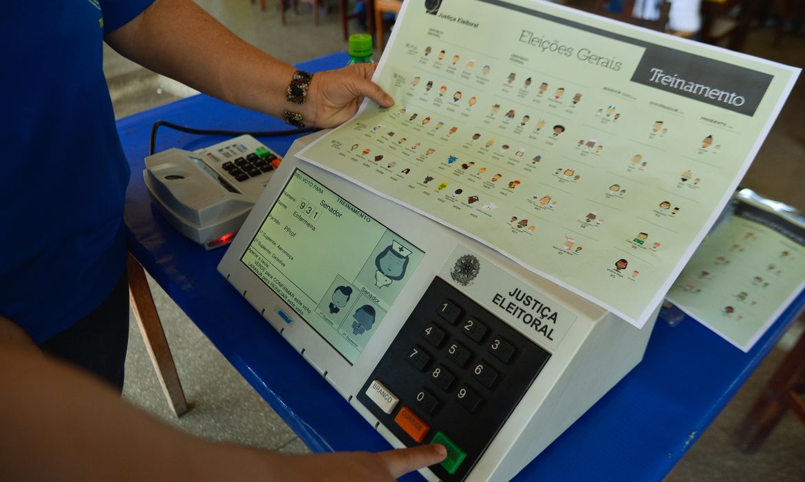 Tribunal Regional Eleitoral faz demonstrações da urna biométrica no fim de semana no Distrito Federal, para familiarizar o eleitor com a urna eletrônica (José Cruz/Agência Brasil)
