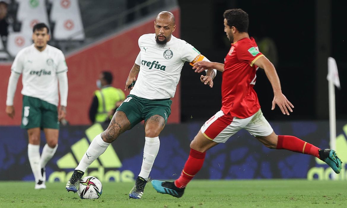 O jogador Felipe Melo, da SE Palmeiras, disputa bola com o jogador, do Al Ahly SC, durante partida válida pelo terceiro e quarto lugar, da Copa do Mundo de Clubes da FIFA 2020, no Estádio Education City.