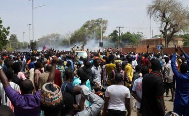 Manifestantes pró-junta perto de embaixada francesa em Niamei
