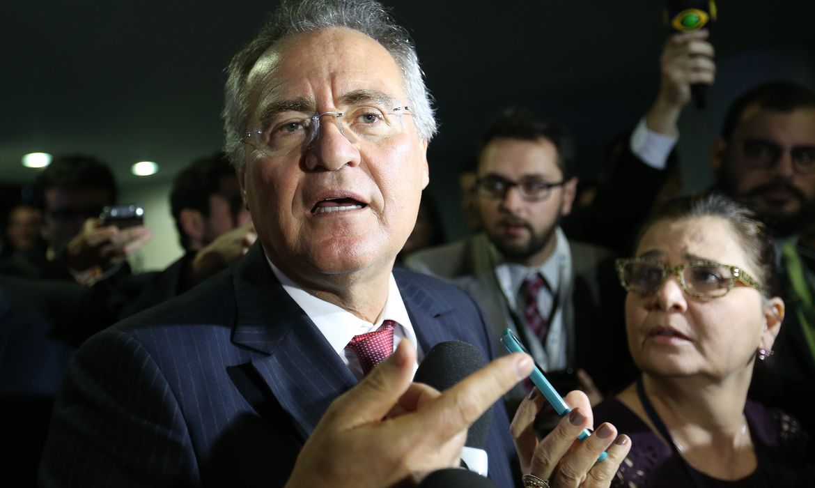 Brasília - Presidente do Senado, Renan Calheiros, fala com a imprensa na chegada ao Congresso  (Fabio Rodrigues Pozzebom/Agência Brasil)