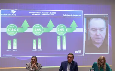 São Paulo (SP), 13/01/2026 - Sérgio Dante Zonta, 1º Vice-Presidente da FENABRAVE (centro), durante entrevista coletiva para apresentar o balanço do ano de 2025 e as projeções para 2026 para a indústria automotiva. Foto: Paulo Pinto/Agência Brasil