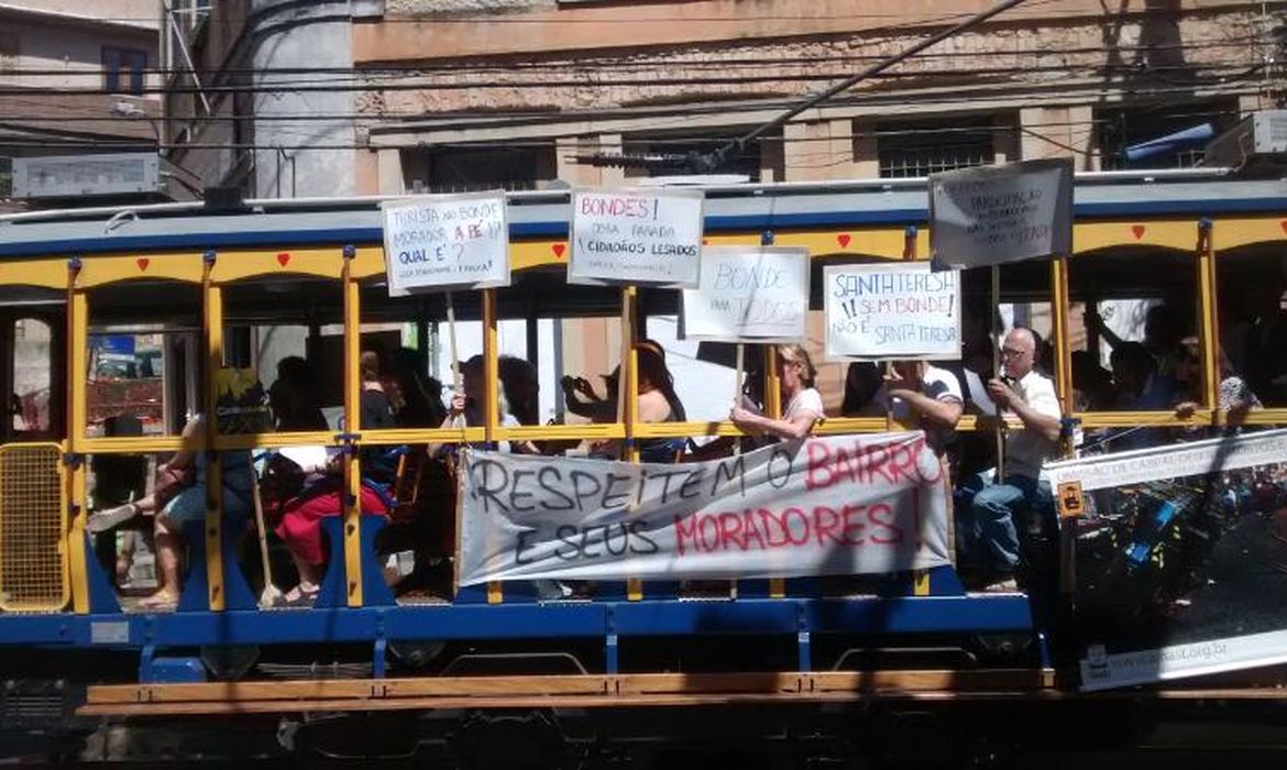 Moradores de Santa Teresa ocupam veículo pedindo a volta da circulação plena dos bondes no bairro