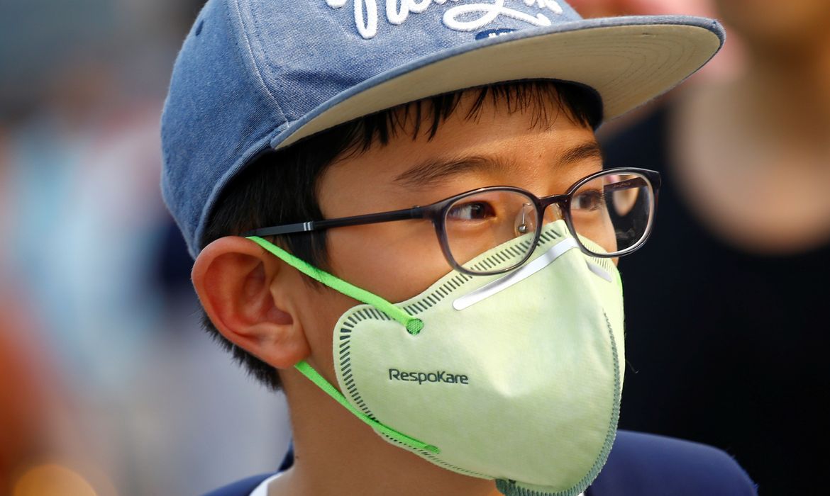A boy wearing a mask to protect himself against the haze is seen in Singapore September 13, 2019. REUTERS/Feline Lim