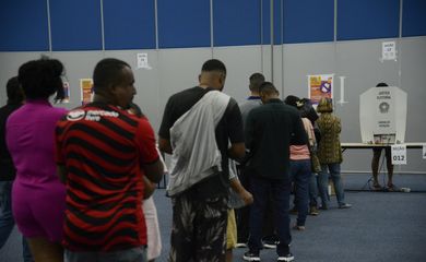 Eleitores do Rio de Janeiro votam no maior colégio eleitoral da capital, Expo Mag, na Cidade Nova, região central da cidade