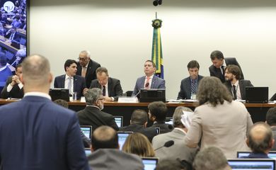O relator, deputado Samuel Moreira, e o presidente da Comissão Especial da reforma da Previdência, deputado Marcelo Ramos, durante reunião da comissão.