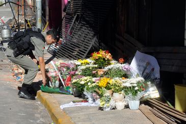 Wilson Dias/Agência Brasil/Arquivo Santa Maria (RS) - Um ano do incêncio na Boate Kiss durante show na madrugada do dia 27 de janeiro de 2013. A pedido de moradores, policial militar deposita flores em frente a boate (Wilson Dias/Agência Brasil)