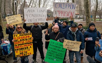 Manifestantes comemoram condenação de ex-chefe de segurança do México Genaro Garcia Luna por corrupção e narcotráfico em tribunal federal em Nova York, nos EUA. Foto: REUTERS/David Dee Delgado/File Photo