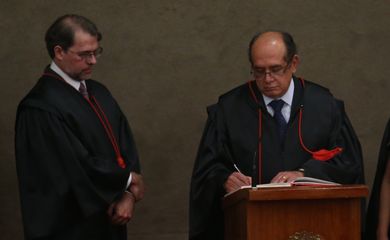 Brasília - Ex-presidente do TSE Dias Toffoli (E) e o novo presidente da Corte Eleitoral, Gilmar Mendes  (Fabio Rodrigues Pozzebom/Agência Brasil)