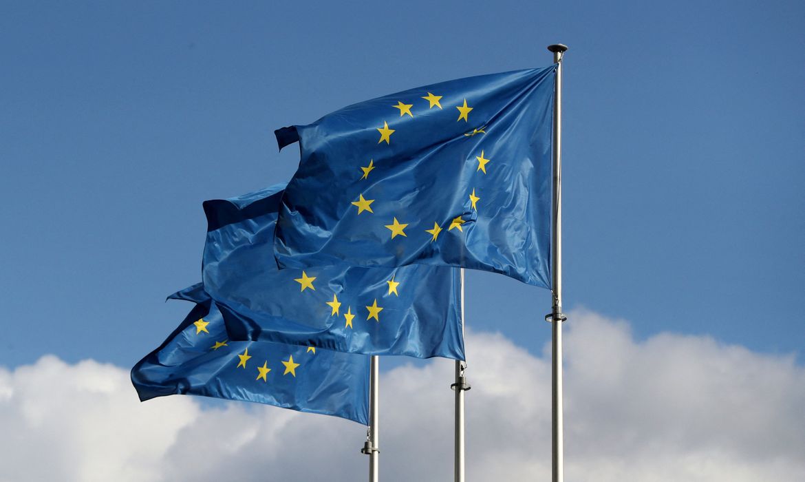 Bandeiras da União Europeia na sede da Comissão Europeia em Bruxelas
19/09/2019 Reuters/Yves Herman/Proibida reprodução