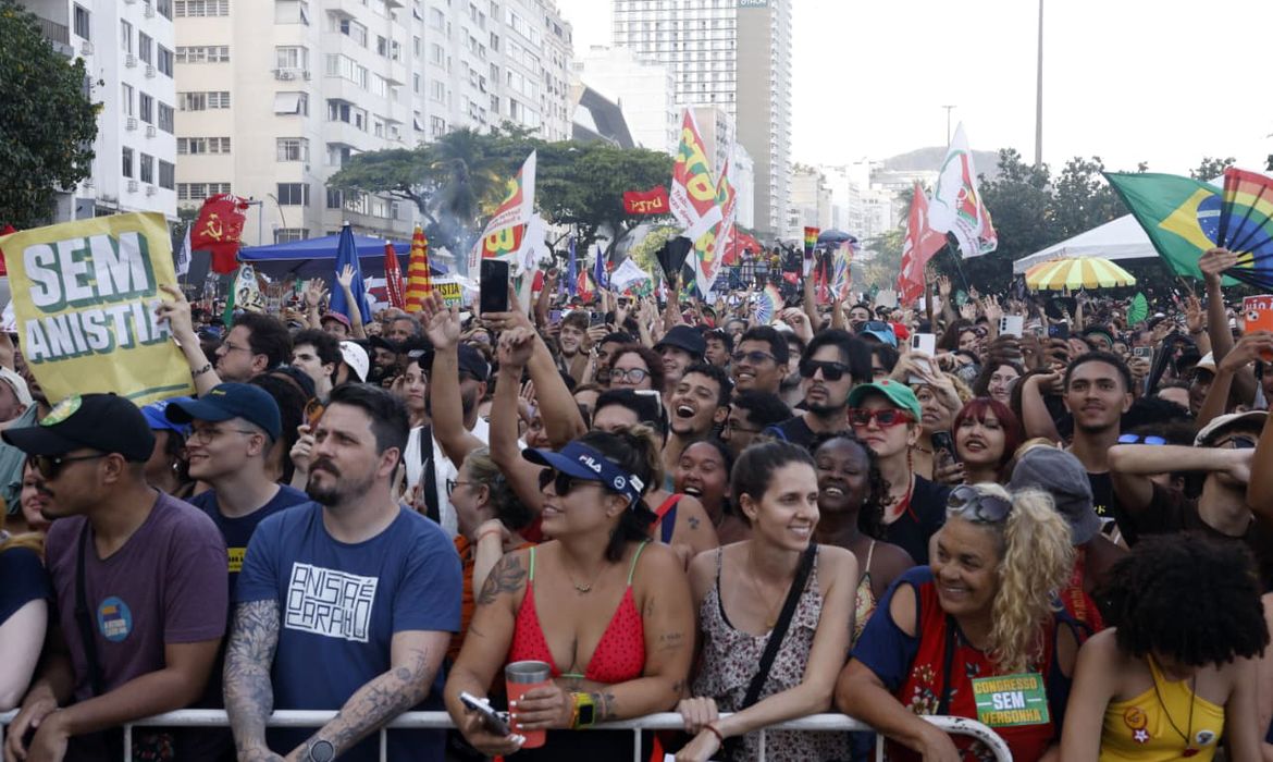 Rio de Janeiro (RJ), 21/09/25 - Manifestantes protestam contra a PEC da Blindagem e PL da Anistia na orla de Copacabana. Foto: Tânia Rêgo/Agência Brasil